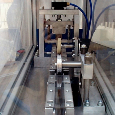 Continuous cutting and gasketing machine